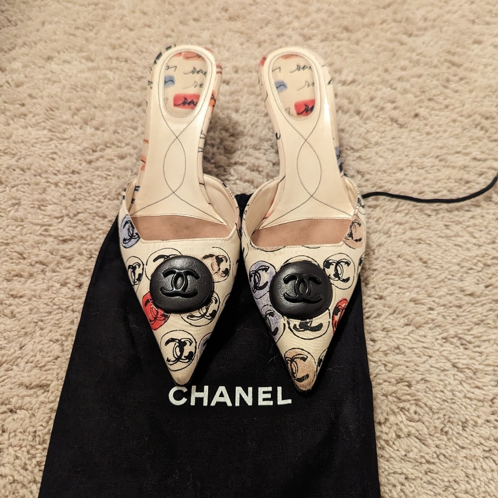 Vintage Chanel kitten heel shoes